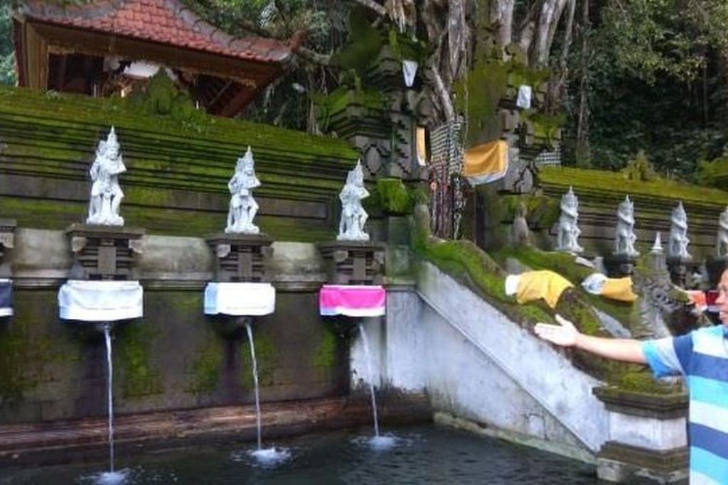 Beji Asta Gangga di Pura Dalem Kawi, Banjar Kutuh, Desa Sayan, Ubud, Gianyar, Bali.
