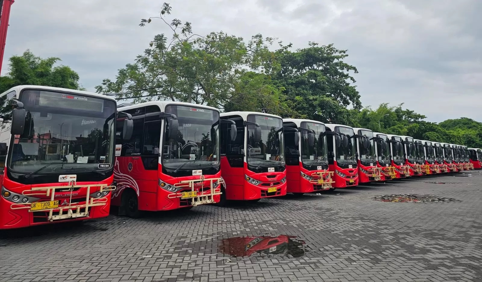 DUH, TINGGAL KENANGAN? : Bus Trans Metro Dewata (TMD) parkir rapi di Sentral Parkir Kuta Rabu 1 Januari 2025. (foto:ni kadek novi febriani/radar bali)