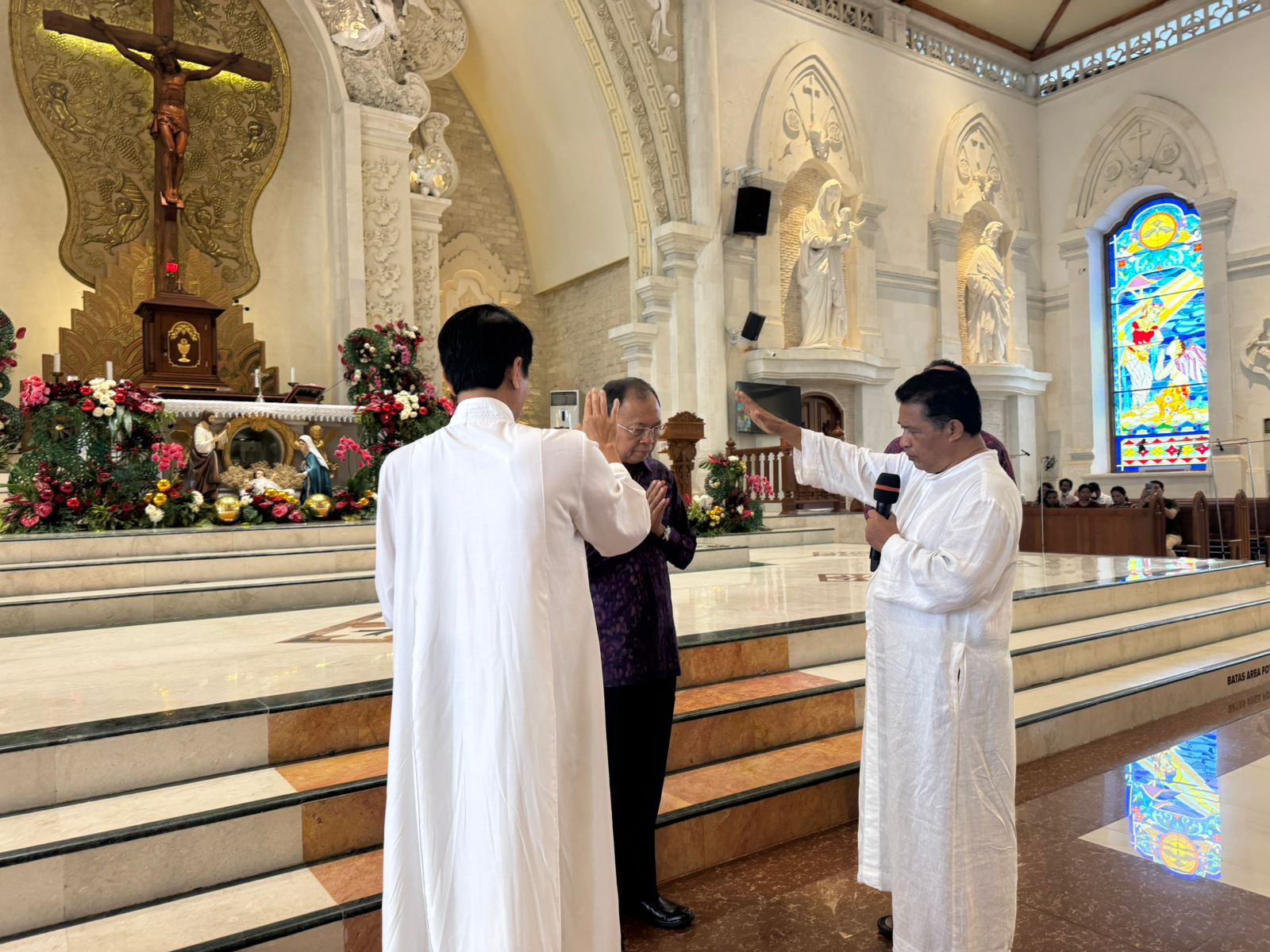 AWAL TAHUN: Calon Gubernur Terpilih Provinsi Bali Wayan Koster hadir di Gereja Katedral Roh Kudus, Renon, Denpasar, untuk bertemu ratusan umat Katolik, Rabu (1/1)