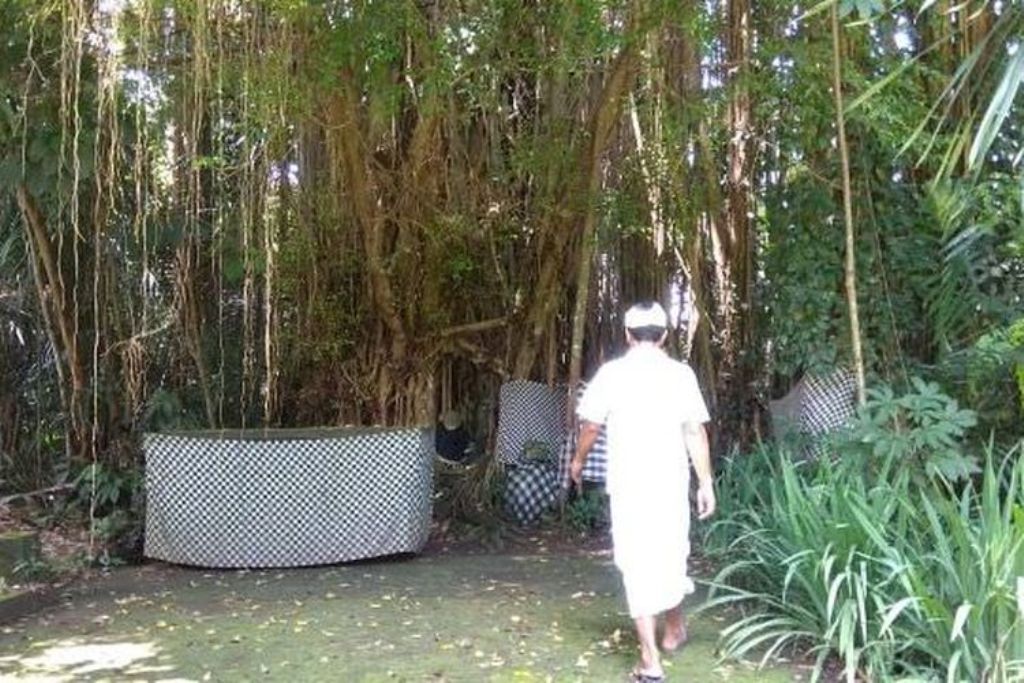 Pura Laban, Ulunswi Subak Gede Tri Bhuana Giri, Pesedahan Yeh Lauh, yang ada di perbatasan Desa Sayan dengan Desa Singakerta, Kecamatan Ubud,  Gianyar, Bali.