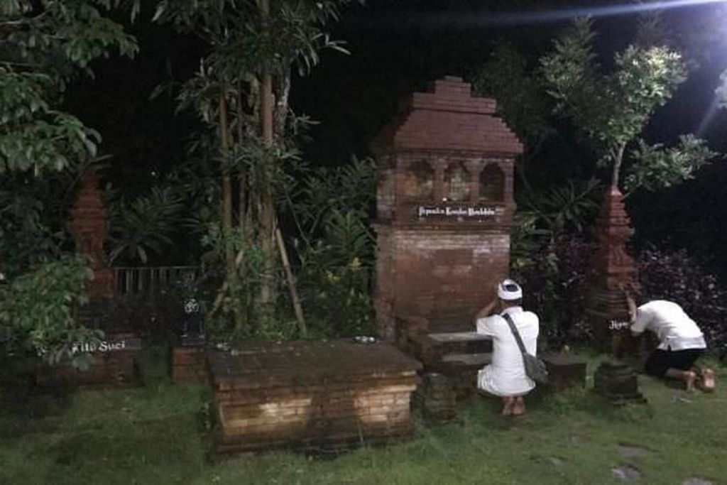 Pura Penataran Luhur Medang Kemulan yang terletak di Dusun Buku, Desa Mondoluku, Kecamatan Wringinanom, Gresik, Jawa Timur, memiliki sejarah yang penuh perjuangan.
