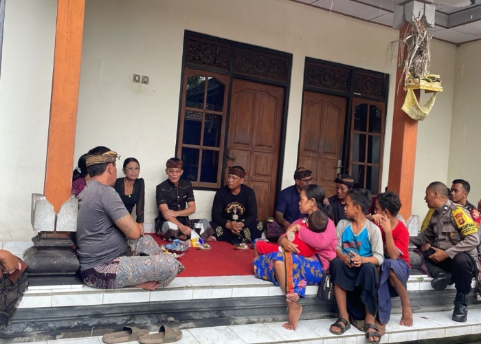 Bupati Klungkung Terpilih I Made Satria saat melayat ke rumah duka.