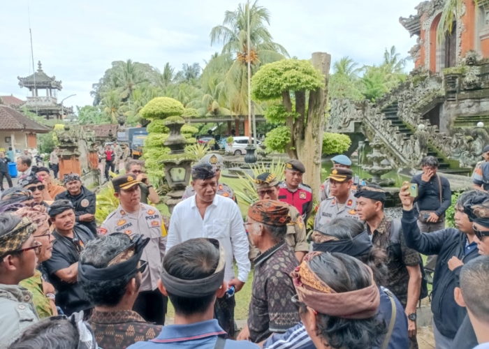 MENGADU : Ratusan warga Desa Adat Nyuh Kukuh, Desa Ped, Kecamatan Nusa Penida, mendatangi Kantor DPRD Klungkung pada Kamis (2/1/2024).
