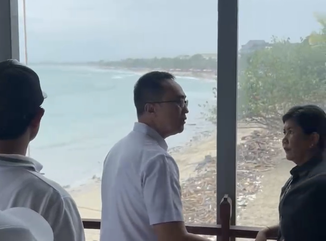 Pengecekan lokasi yang rencana akan dikunjungi oleh para pejabat pusat, di Pantai Kuta Kamis (2/1).