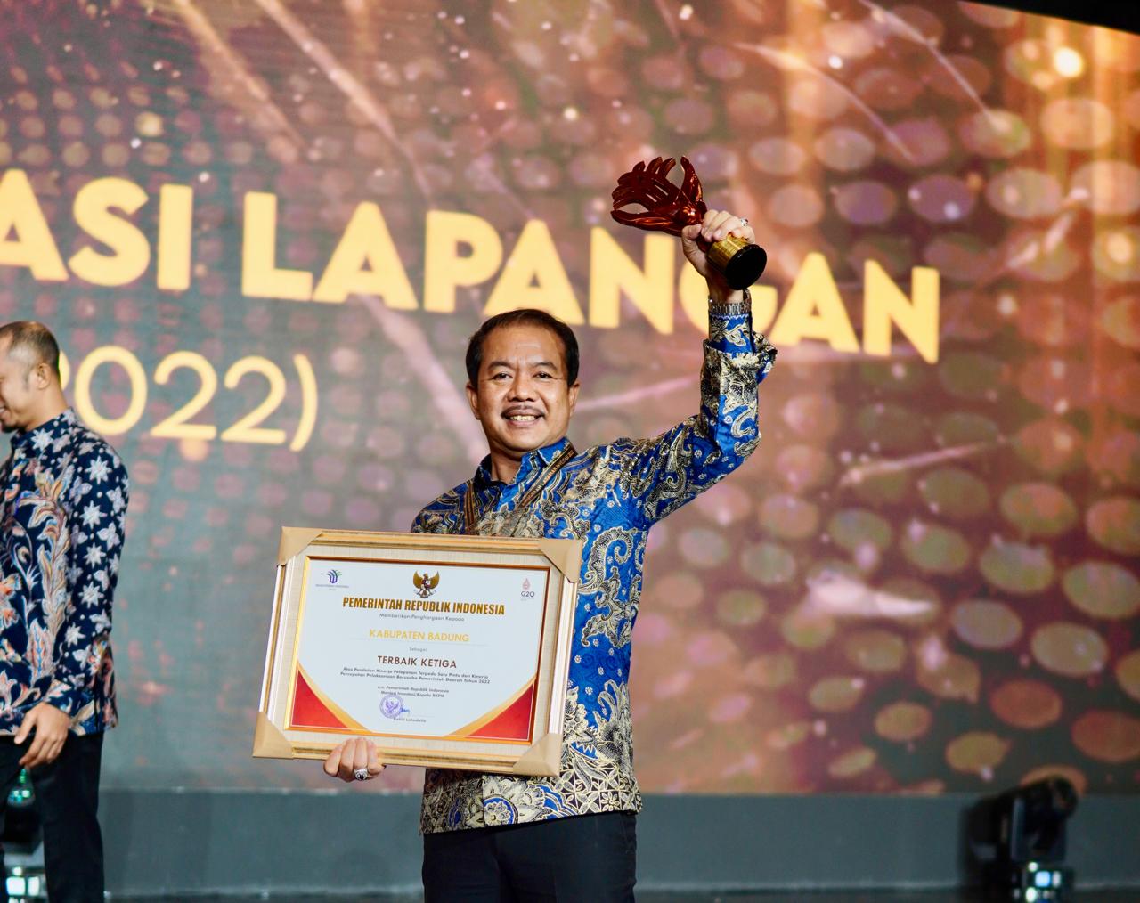 Kepala DPMPTSP Badung, I Made Agus Aryawan saat menerima salah satu penghargaan.