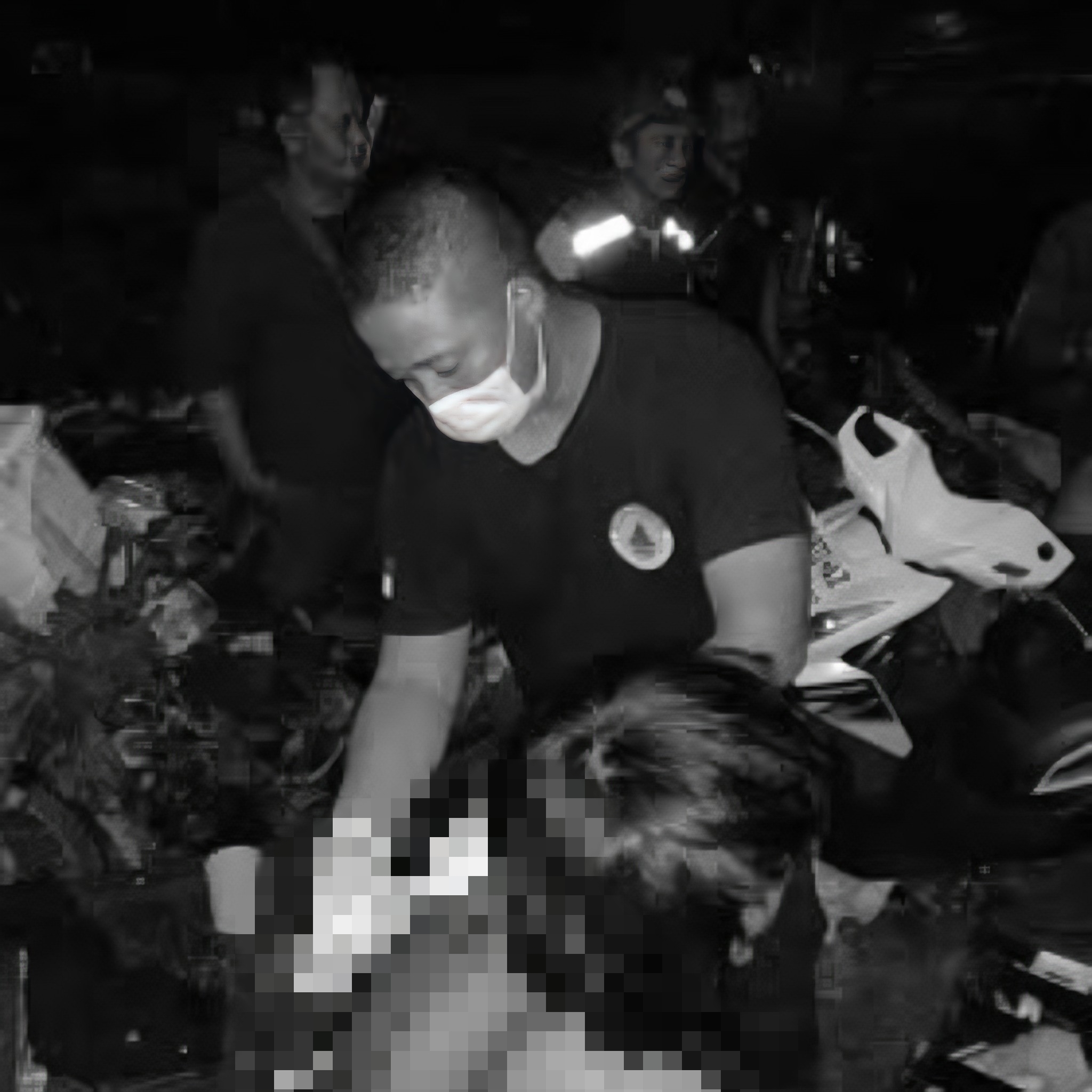 Petugas BPBD memberikan penanganan terhadap remaja korban pengeroyokan di Jalan Mertasari Sanur Kauh. (Bali Express/Istimewa)