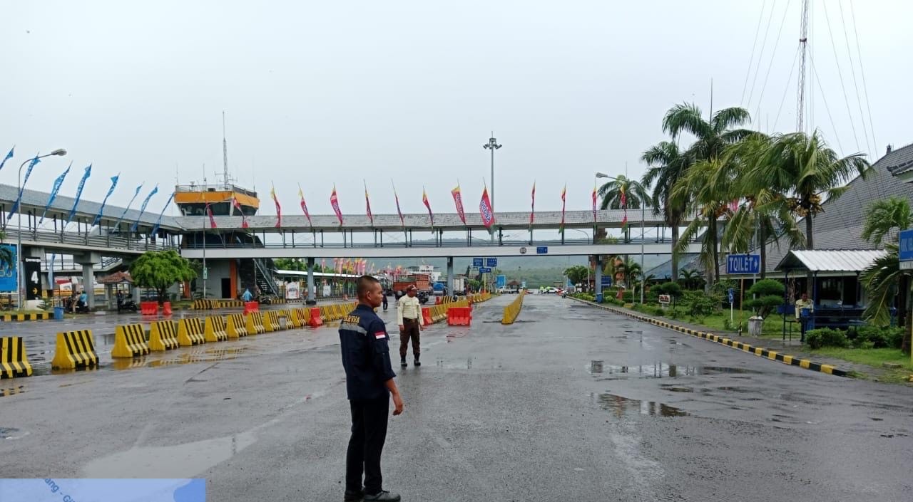 ARUS BALIK: Kondisi Pelabuhan Gilimanuk, Kamis, 2 Januari 2025  terpantau ramai lancar meski turun hujan ringan..