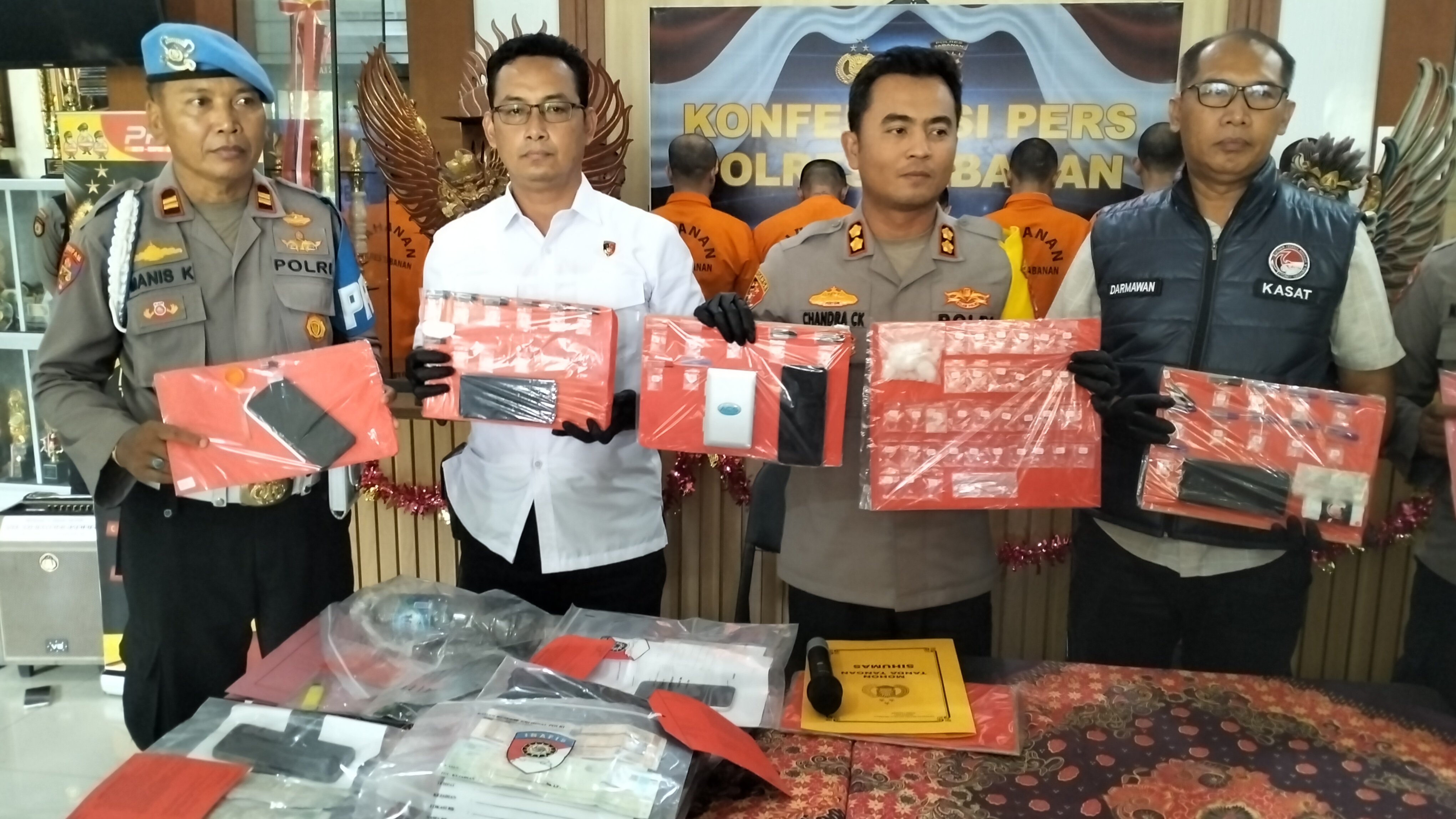 MENINGKAT: Kasus narkotika di tabanan meningkat 40 persen selama tahun 2024. Kapolres Tabanan tunjukkan barang bukti yang diamankan selama Desember 2024.