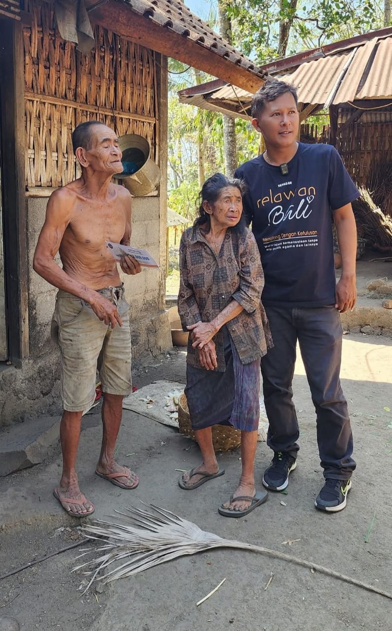 Wayan Andi Karyasa saat mengunjungi lansia kurang mampu dan menyalurkan donasi yang diberikan oleh para donatur