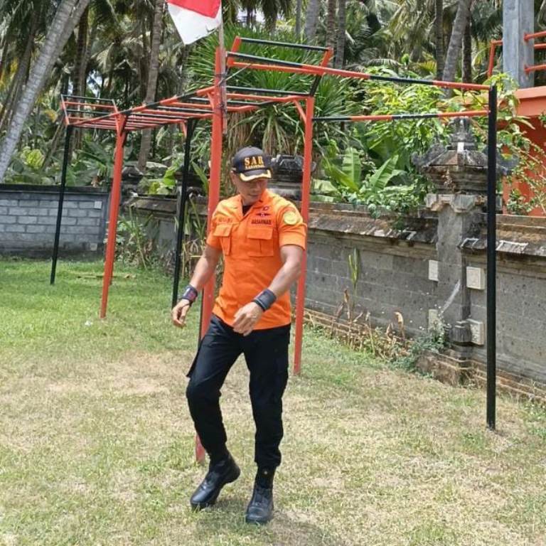 KEBUGARAN: Koordinator Pos SAR Karangasem I Gusti Ngurah Eka Wyadnyana rutin latihan untuk menjaga kebugaran di Kantor Pos SAR Karangasem.