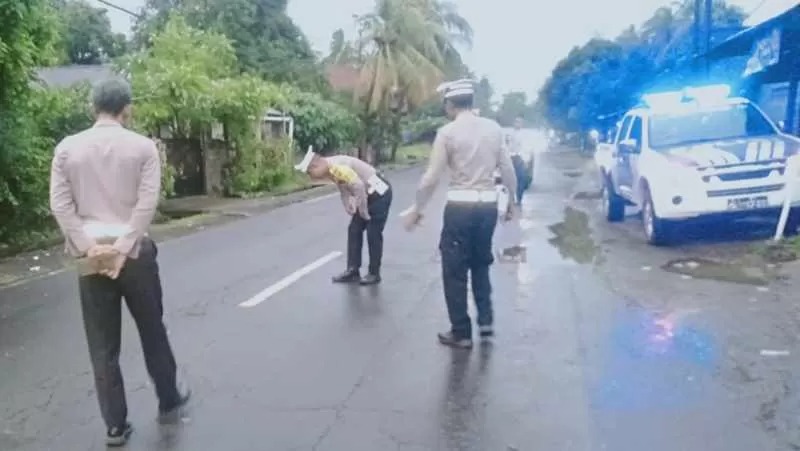 OLAH TKP : Polisi melakukan olah TKP kejadian laka lantas yang mengakibatkan bayi berusia 6 bulan meninggal.