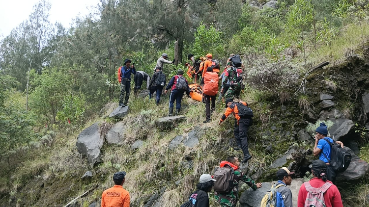 EVAKUASI: Tim SAR gabungan mengevakuasi Warga Negara Korea Selatan bernama Kyung Dam Oh, pada Jumat (3/12) di Gunung Agung.