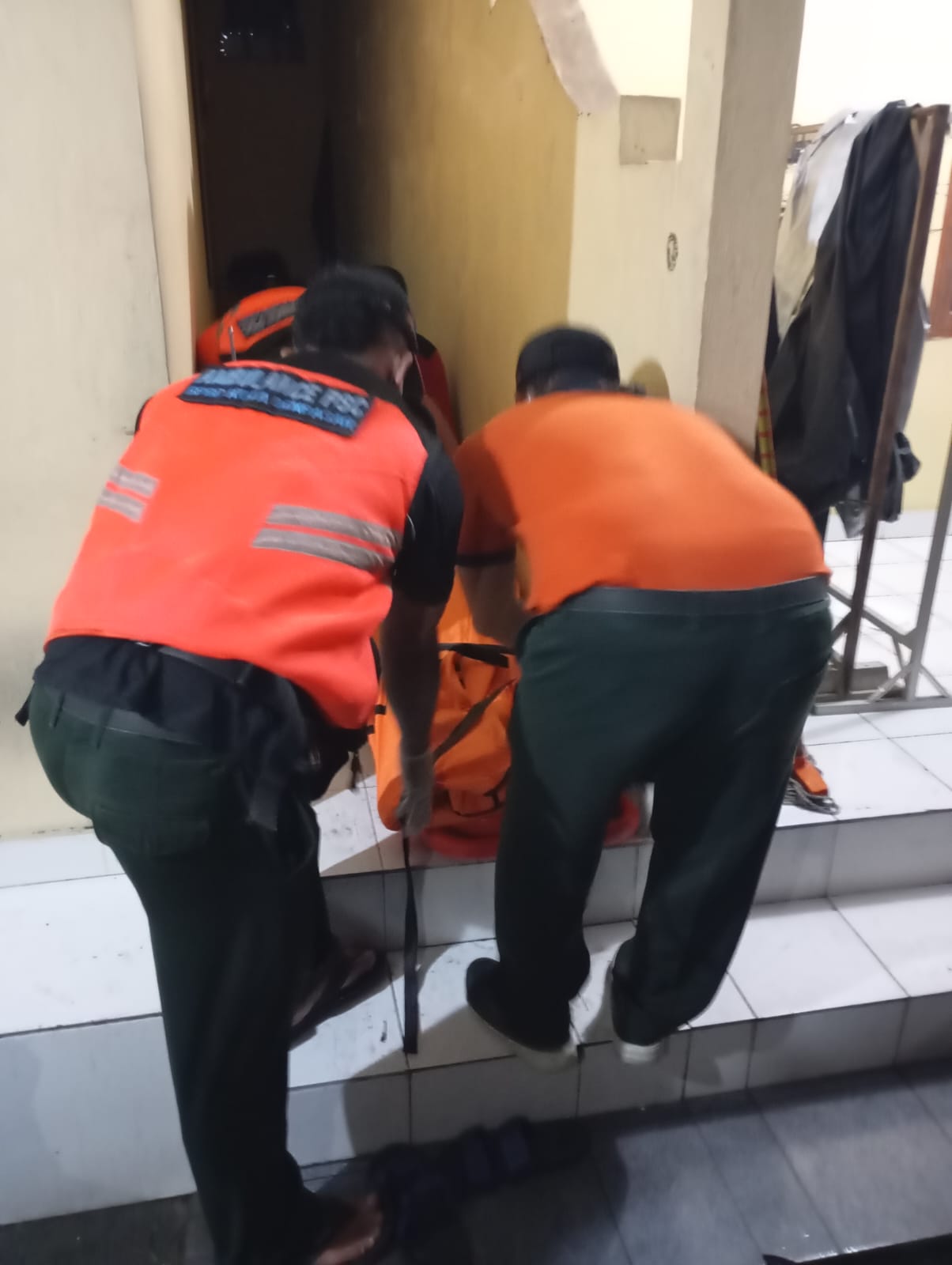 Petugas mengevakuasi jenazah Siprianus ke RSUP Prof Dr IGNG Ngoerah Denpasar. (Bali Express/Istimewa)