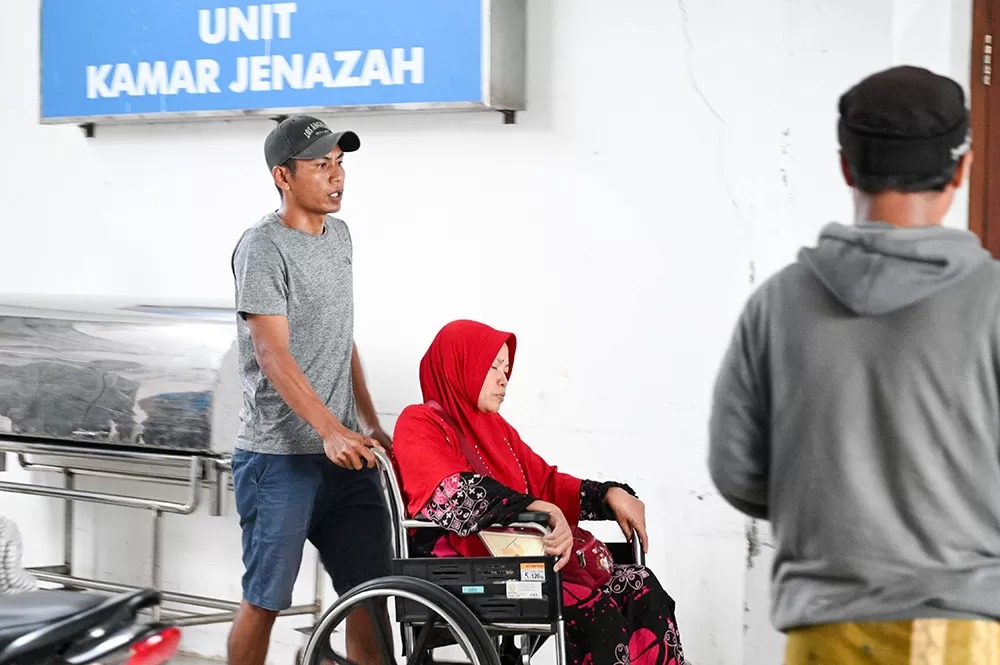 BERDUKA: Orang tua santri asal Buleleng diantar melihat anaknya yang tewas paska dianiaya seniornya di pesantren Banyuwangi.