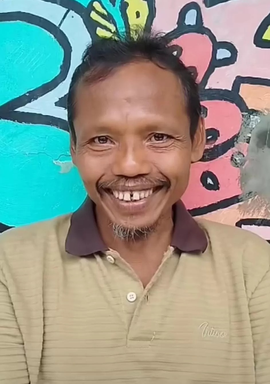 SUMANTO: Sempat heboh gegera memakan daging manusia, kini Sumanto bertransformasi menjadi seorang konten creator yang membahas soal kuliner.