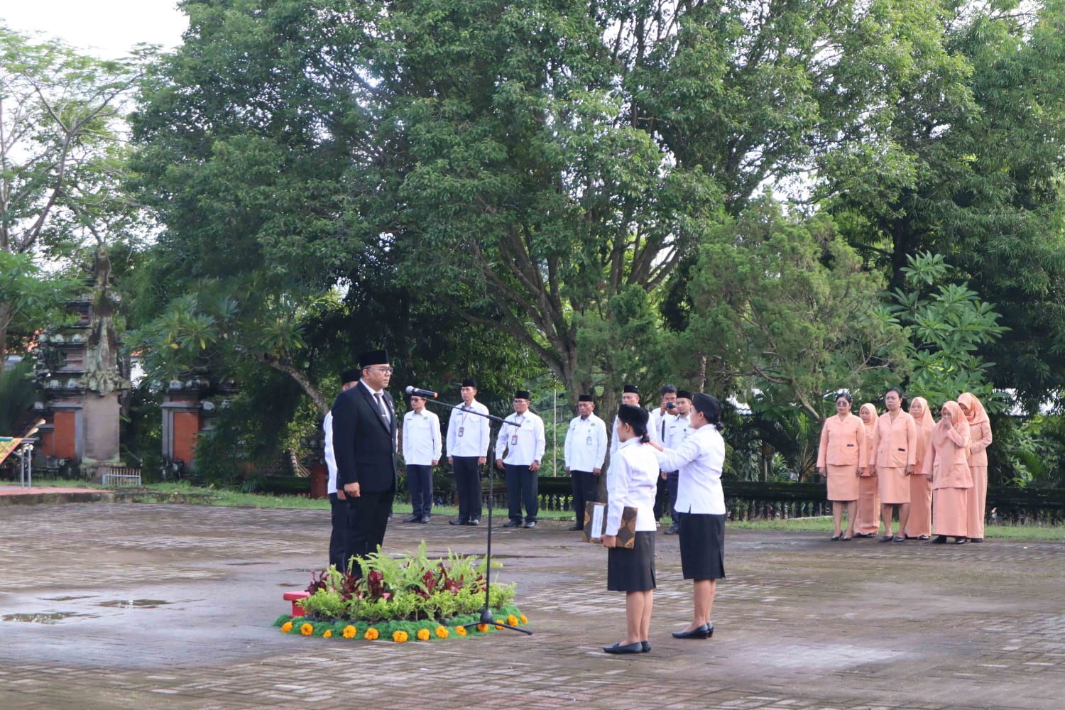 UPACARA : Upacara bendera memperingati HAB Kemenag RI ke-79 dan tabur bunga di Taman Makam Pahlawan Kertya Mandala, Gianyar, Jumat (3/1)