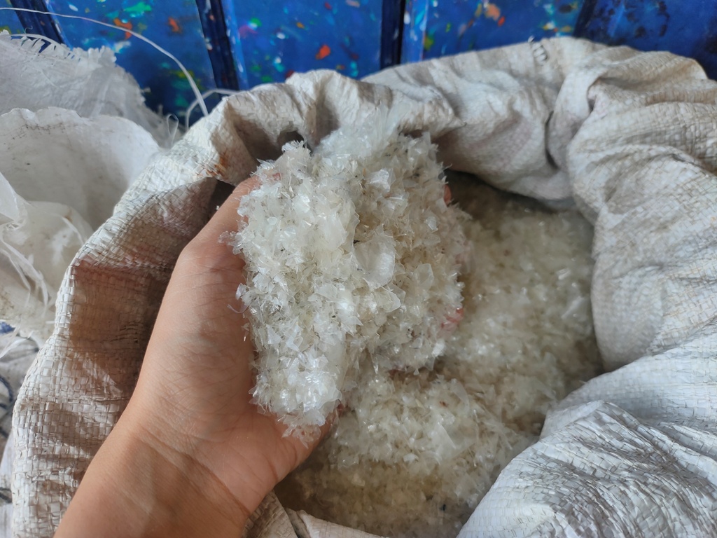 TAS KRESEK: Cacahan sampah tas kresek yang digunakan Rumah Plastik Mandiri di Singaraja untuk campuran aspal pembuatan jalan di Buleleng.
