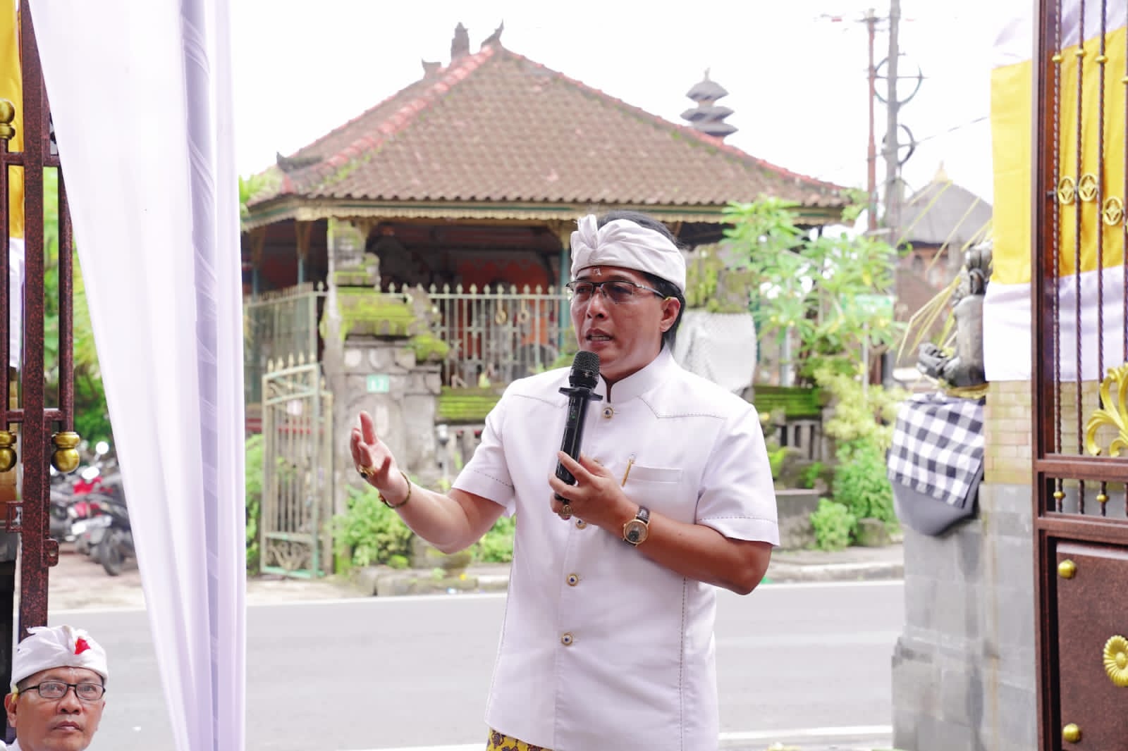 MENGHADIRI: Bupati Giri Prasta menghadiri upacara pemelaspasan sekaligus  meresmikan Kantor Perbekel Sibanggede, Jumat (3/1).