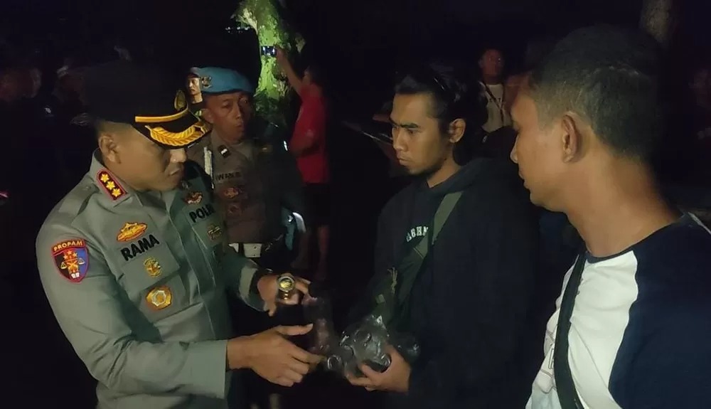 LOKASI: Kapolresta Banyuwangi Kombespol Rama Samtama Putra mendatangi TKP yang menewaskan NH, 15, lantaran dikeroyok temannya sendiri.