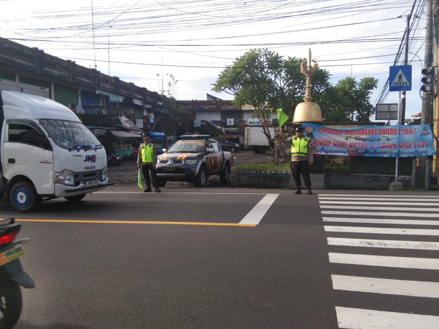 STRONG POINT: Polsek Selemadeg rutin menggelar strong point paska libur hari raya Natal dan Tahun Baru. Hal ini dilakukan di jalur Denpasar &ndash; Gilimanuk.