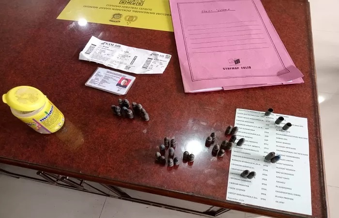 Puluhan butir peluru diletakan diatas meja. Petugas mengamankan dari salah seorang penumpang di Bandara Ngurah Rai. (Foto Istimewa.)