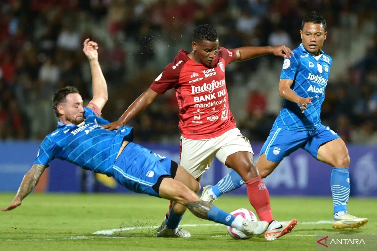 Eber Bessa (tengah) saat masih berseragam Bali United. Kini, ia resmi bergabung dengan Persita Tangerang.