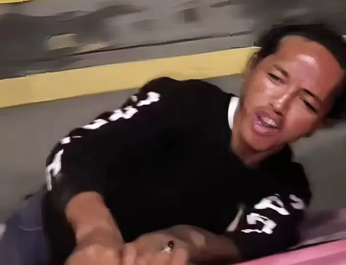 Viral di media sosial preman bergelantungan di truk usai memalak sopir
