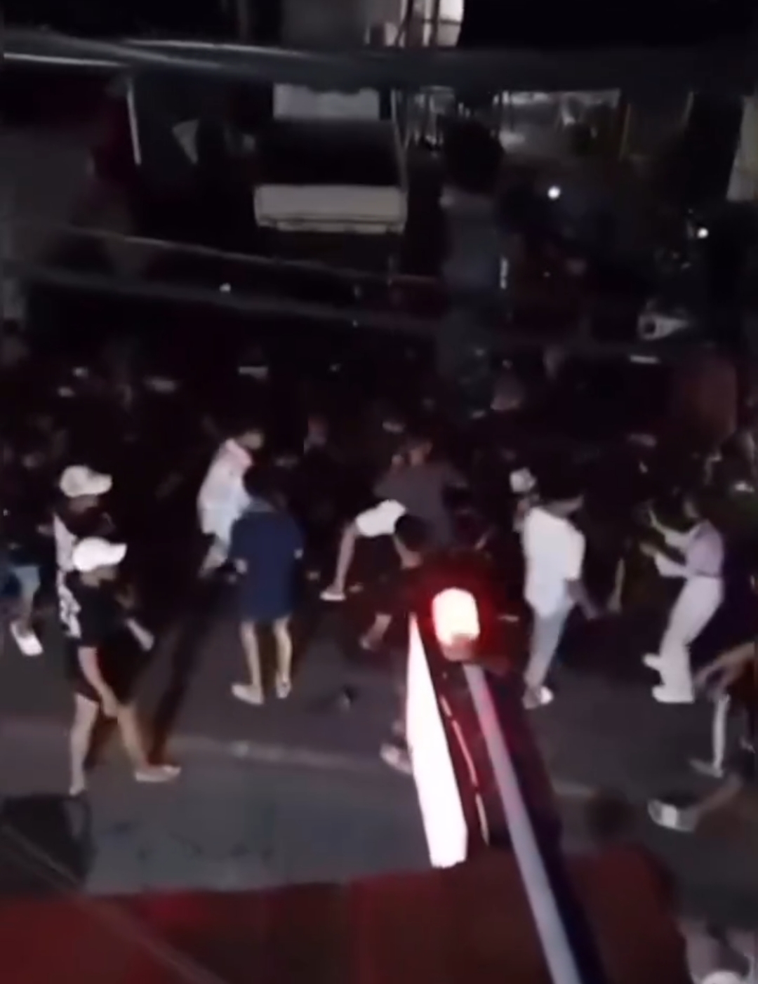 KERIBUTAN: Tangkapan layar keributan di Jalan Buana Taman, Padangsambian, Denpasar  yang melibatkan kelompok pemuda.