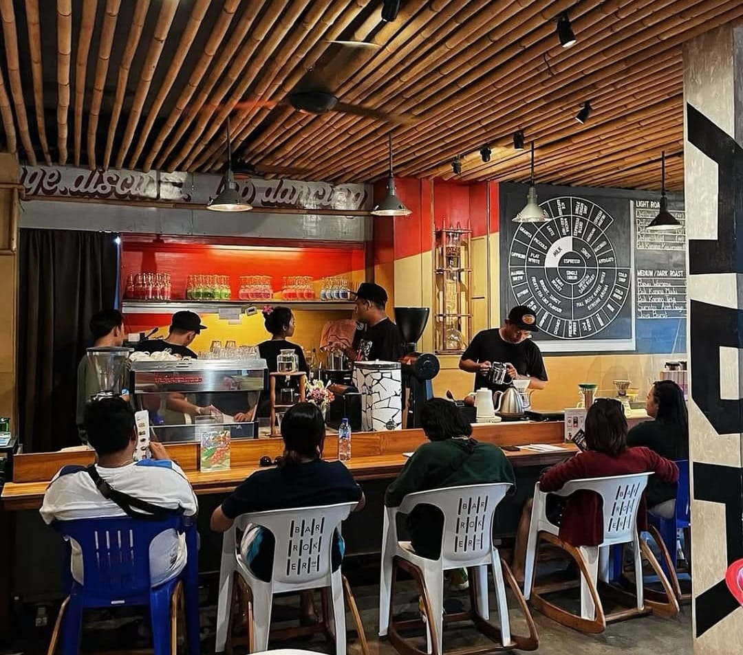 Seniman Coffee di Ubud yang menjadi tempat ngopi bagi para wisatawan yang berkunjung ke Ubud, Gianyar