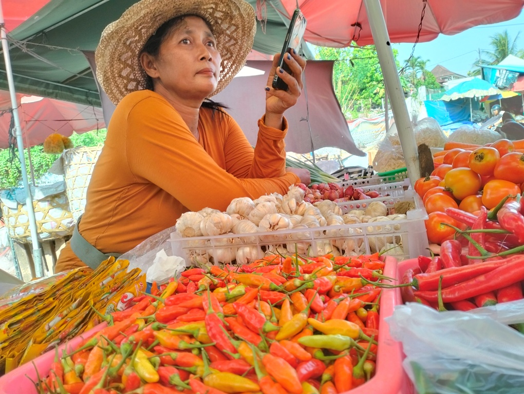 CABAI: Pedagang cabai di Pasar Dauh Pala Kecamatan Tabanan mengaku, saat ini harga cabai merah sudah mulai turun seiring momen perayaan Tahun Baru sudah usai.