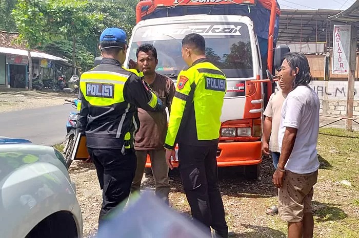 TERGULING: Polisi selidiki kejadian truk tronton terguling dan menimpa Isuzu Elf di tanjakan Jalan Pati-Sukolilo, tepatnya turut Dukuh Bowong, Desa Sukolilo.