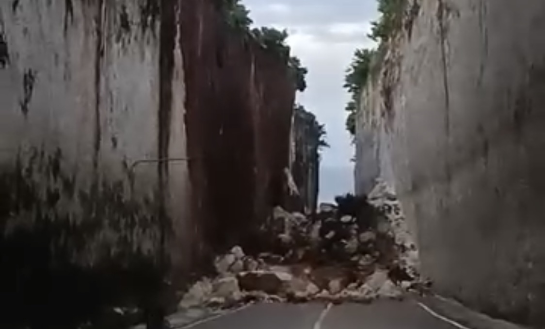 LONGSOR: Tebing di pintu masuk Pantai Tanah Barak, Desa Kutuh, Kuta Selatan yang mengalami longsor, Minggu (5/1).