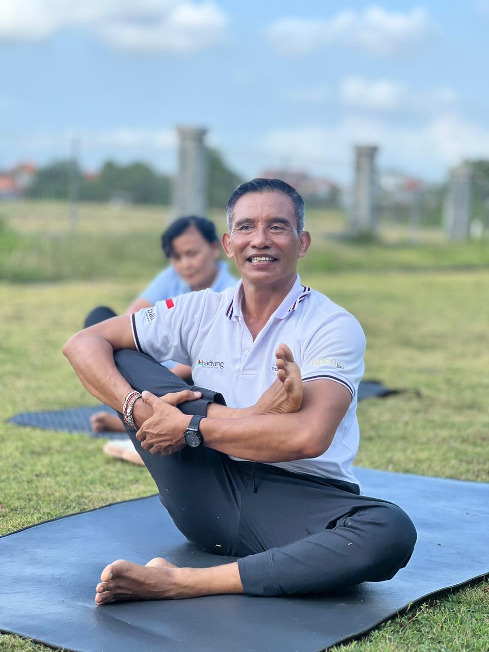 AA Gede Raka yang aktif latihan yoga sejak 18 tahun lalu.