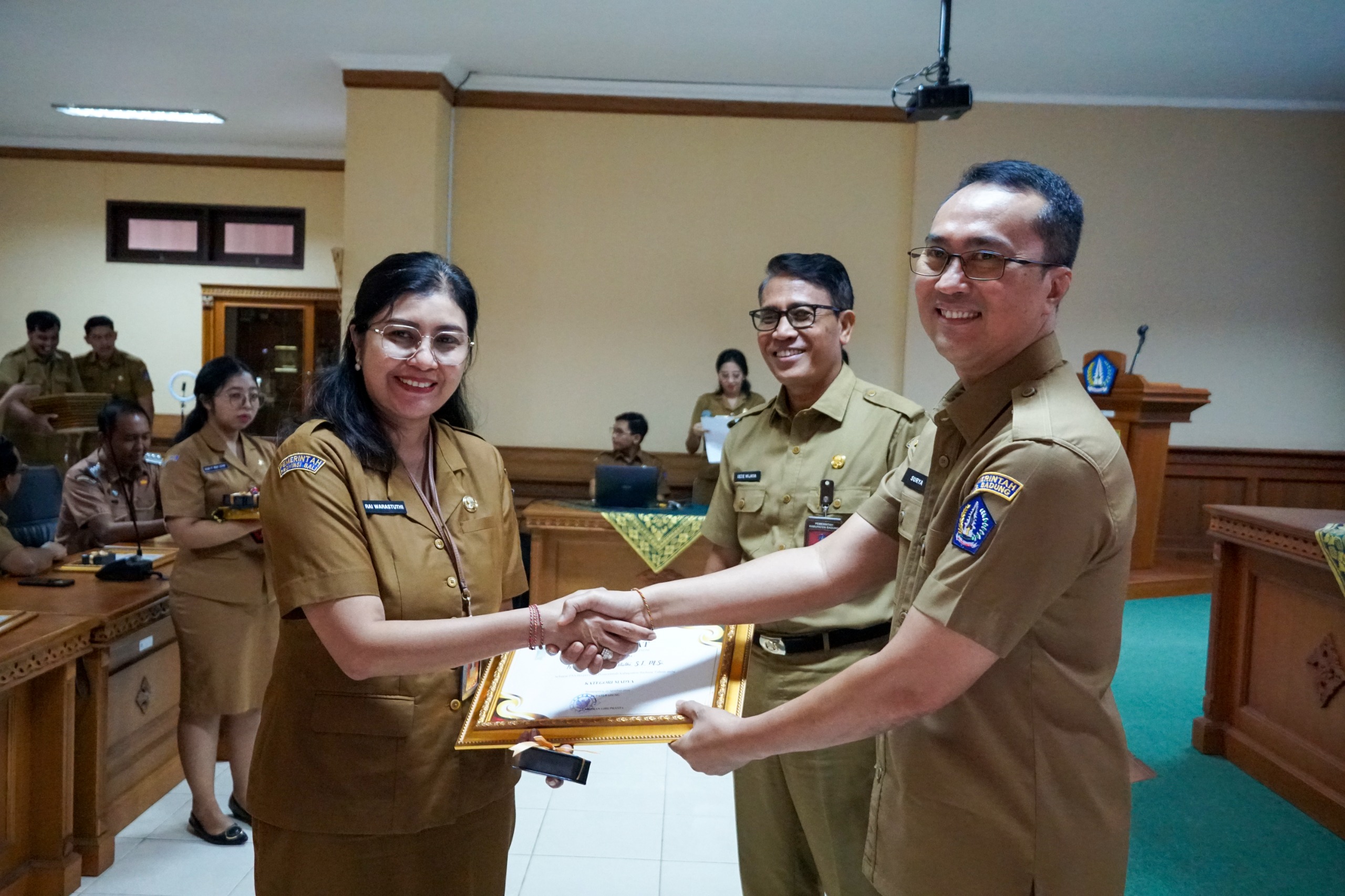 PENGHARGAAN: Pj Sekda Badung Surya Suamba menyerahkan penghargaan kepada PNS berprestasi di Ruang Rapat BKPSDM Puspem Badung, Senin (6/1).
