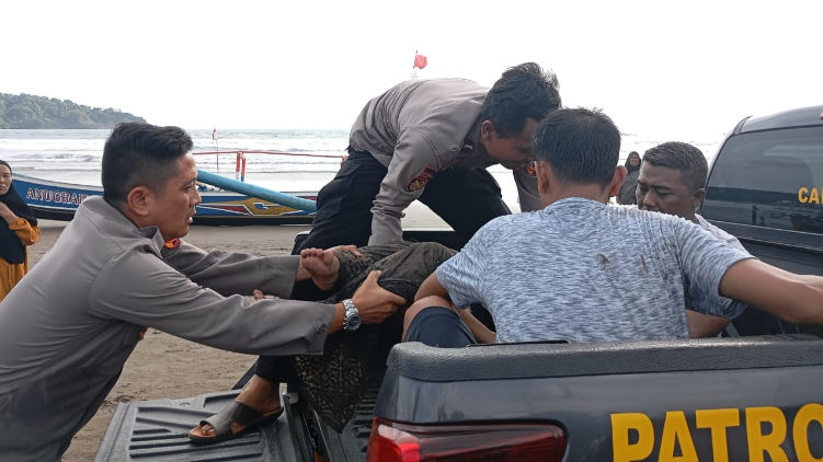 Anggota polisi Bripka Anditya meninggal saat selamatkan wisatawan nyaris tenggelam di Pantai Pangandaran
