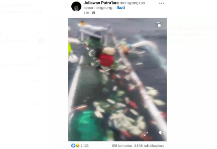 Seorang nelayan meminta bantuan lewat live FB saat perahunya nyaris tenggelam