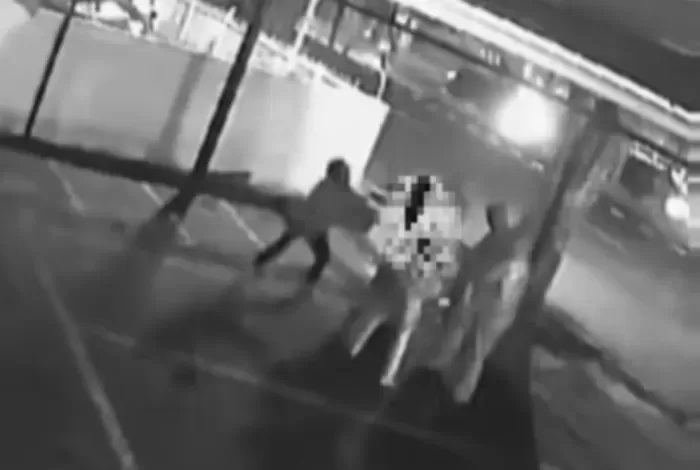 Aksi pendekar silat terekam kamera pengawas di Surabaya (Istimewa)