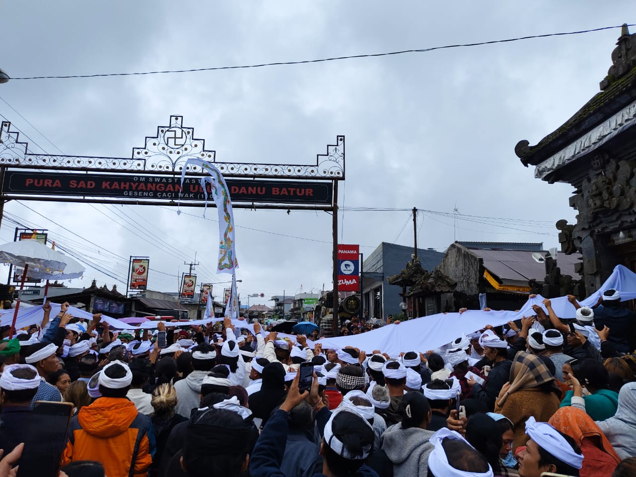 MENDAK: Masyarakat Desa Adat Batur mendak jenazah Palinggih Dane Jero Gede Batur Alitan yang meninggal akibat sakit.