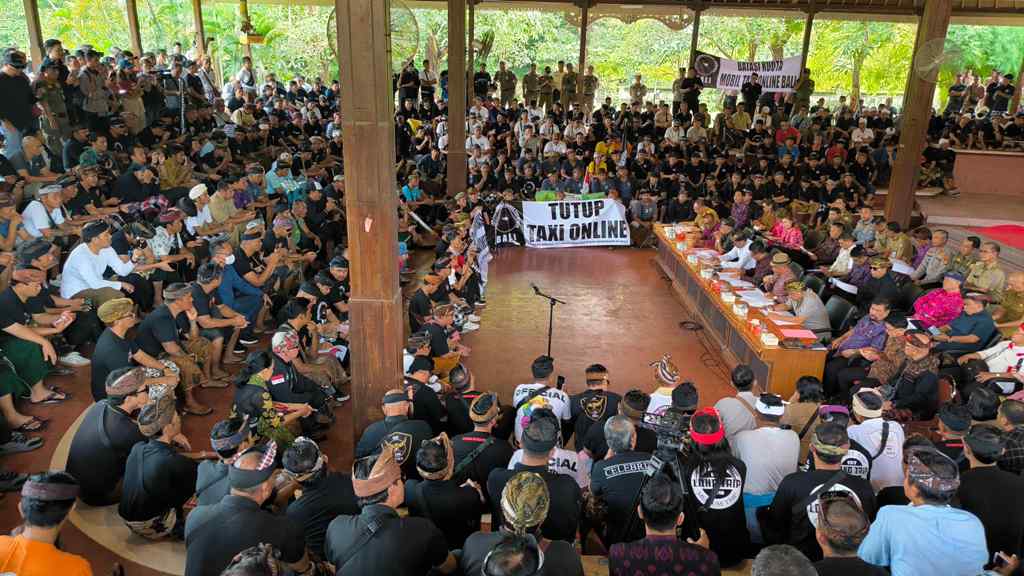 Ratusan sopir pariwisata Bali yang tergabung dalam Forum Perjuangan Driver Pariwisata Bali melakukan aksi damai di Gedung DPRD Bali, Senin (6/1).