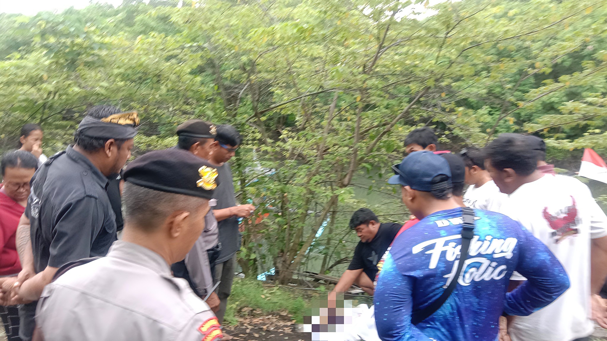 Petugas mengevakuasi jenazah bayi dari Muara Sungai Pemelisan. (Bali Express/Istimewa)
