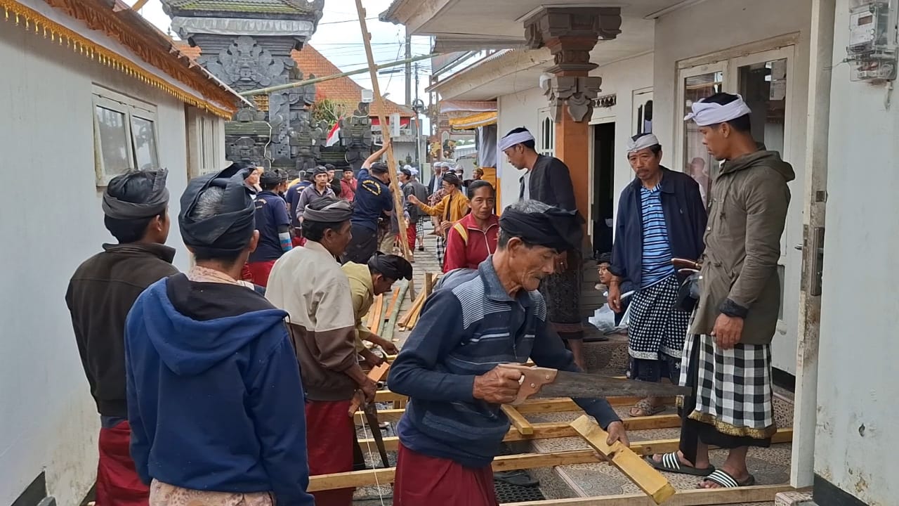Krama Desa Adat Batur mempersiapkan upacara palebon Palinggih Dane Jero Gede Batur Alitan, Selasa (1/7/2025).