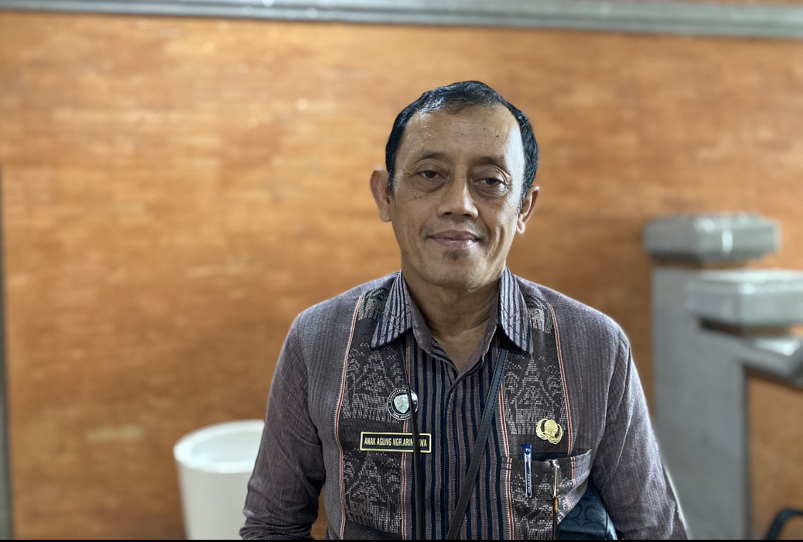 Kadisdukcapil Badung, AA Ngurah Arimbawa saat menjelaskan program santunan kematian yang akan diaktifkan Pemkab Badung, Selasa (7/1).