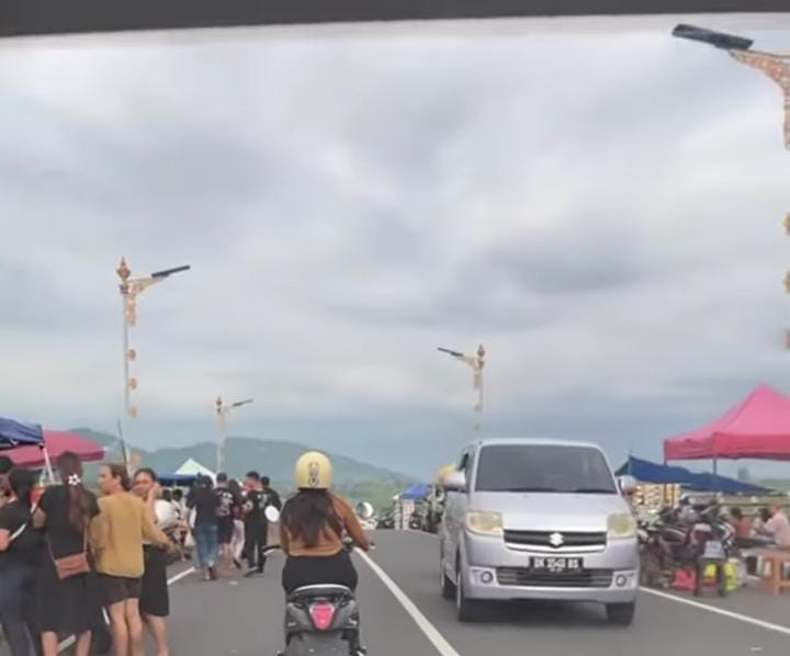 Viral di media sosial Jembatan Merah di Klungkung banyak dikunjungi