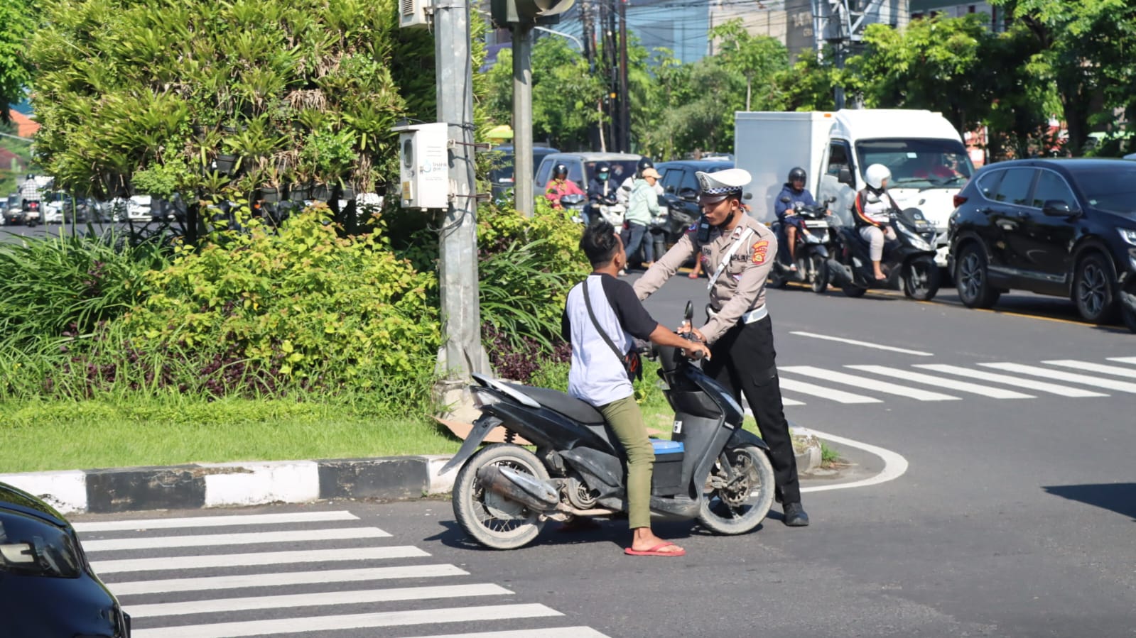 Foto: Bali Express/Polresta Denpasar   TINDAK: Petugas kepolisian menindak kendaran yang tanpa plat nomor, sekaligus tak mengenakan helm. (Bali Express/Humas Polresta Denpasar)