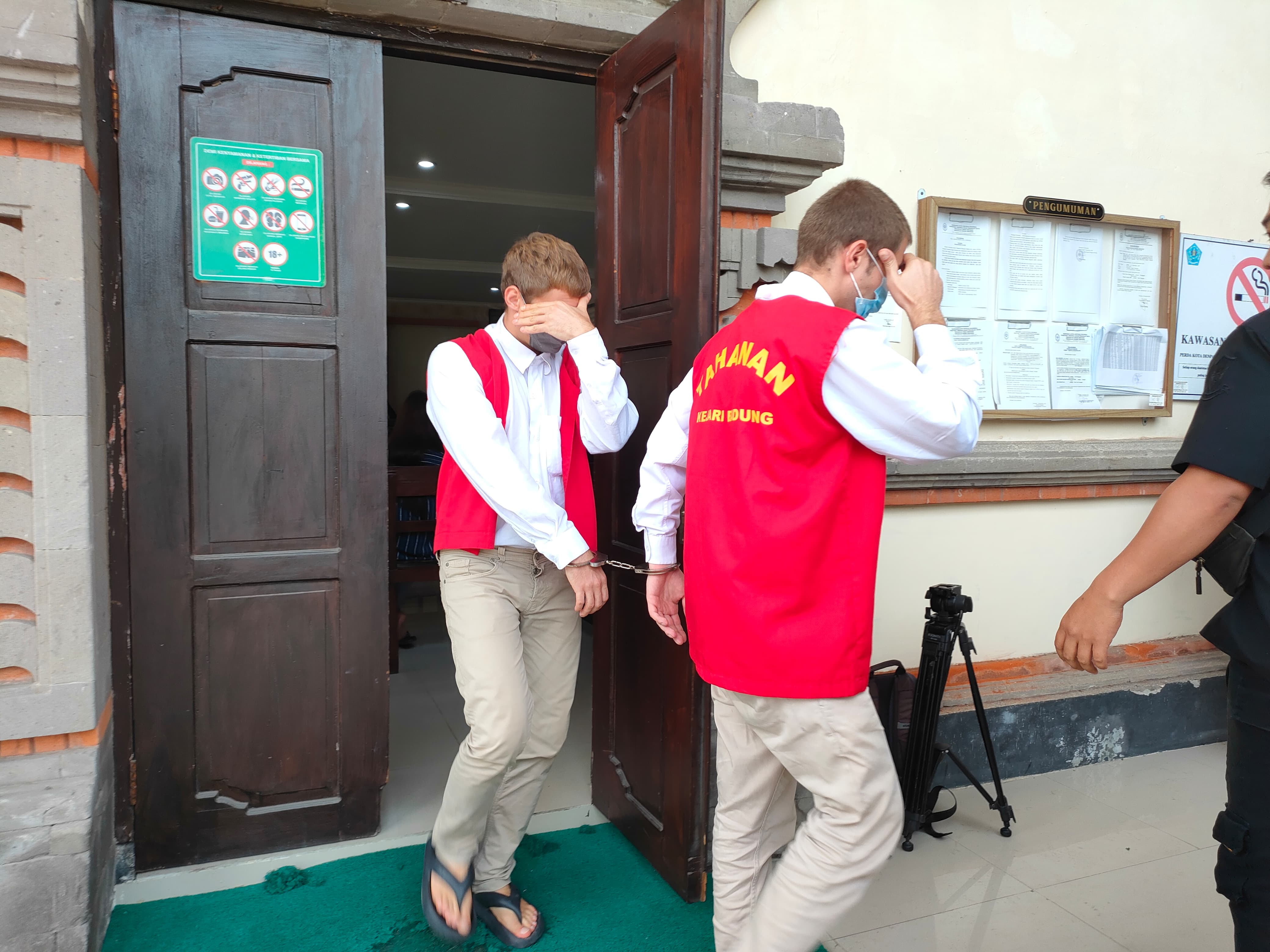 Kembar Ukraina Ivan Volovod dan Mykyta Volovod saat jalani tuntutan di PN Denpasar. (Bali Express/I Gede Paramasutha)