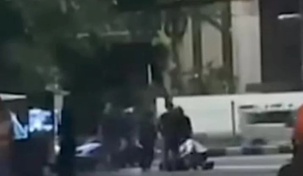 KEROYOK: Video aksi pengeroyokan yang dilakukan oleh satu keluarga pada seorang wanita di Pluit, Jakarta Utara berlatar belakang cemburu dan perselingkuhan.