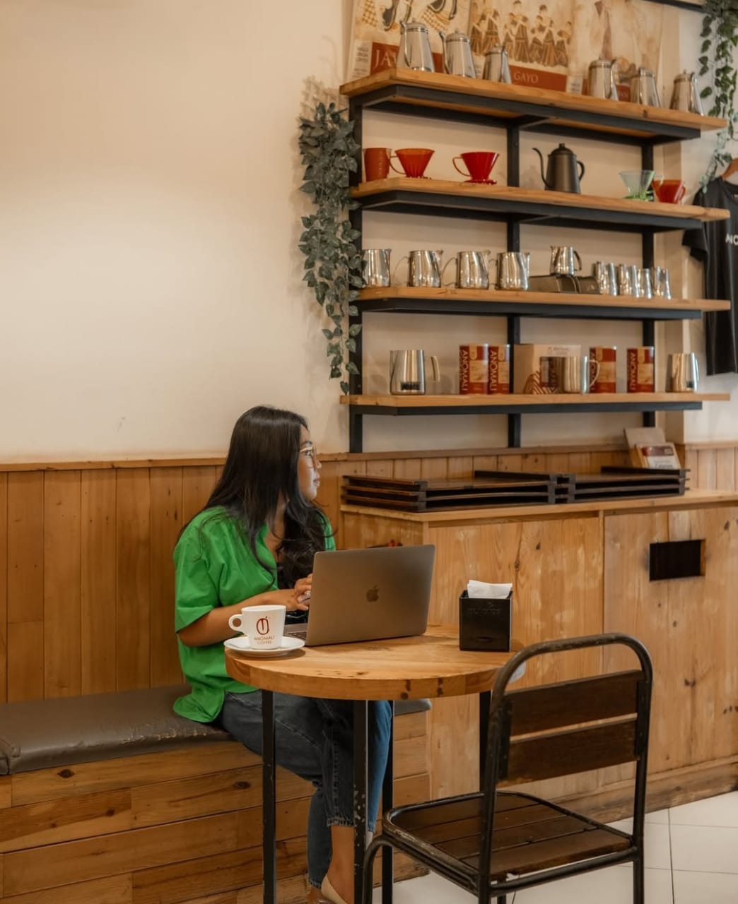 Anomali Coffee Ubud yang menyajikan tempat ngopi di tengah Kota Ubud