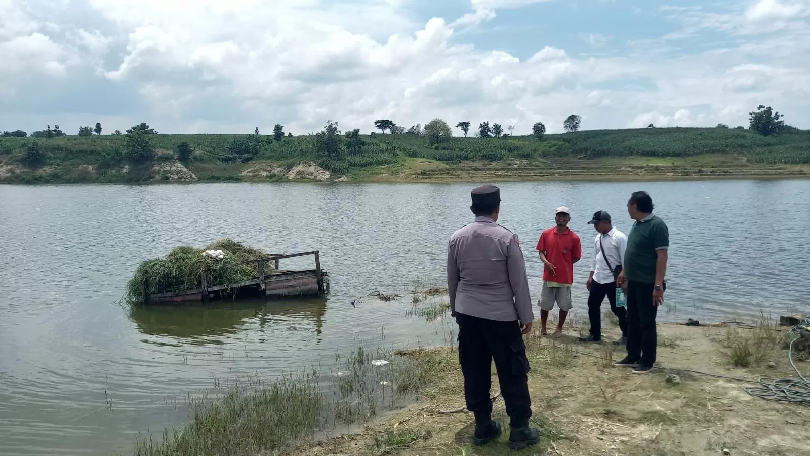 LOKASI: Polisi mendatangi lokasi petani jatuh ke Waduk Pondok di Desa Dampit, Bringin, Ngawi, Senin 6 Januari 2025.