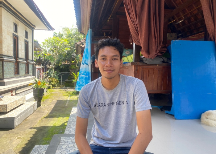 BERTAHAN : Putu Dicky Adi Warta yang selamat setelah tersesat tiga hari di Gunung Agung, saat ditemui di rumahnya Rabu (8/1/2025).