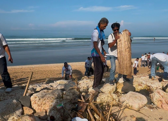 Berbagai elemen masyarakat yang tergabung dalam Aliansi Bali Angunggah Shanti,lakukan kegiatan bersih Pantai Kuta dan Sekitarnya.